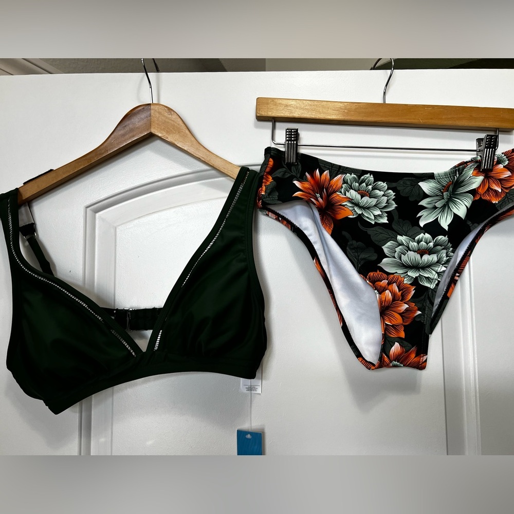 CUPSHE bikini NWT size Medium beautiful green top with floral bottoms.